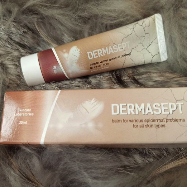 Dermasept balzsam 30 ml-es tubusa és barna doboza szőrmén