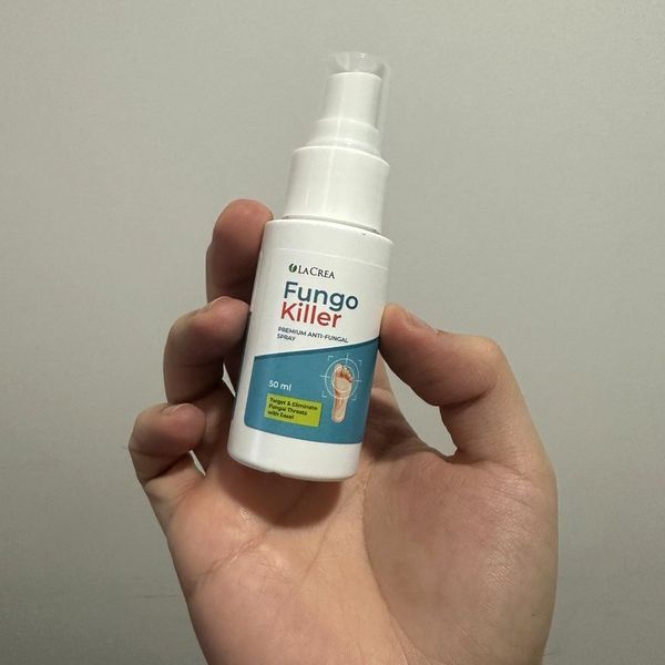 Fungo Killer spray 50 ml-es fehér flakonja kézben tartva