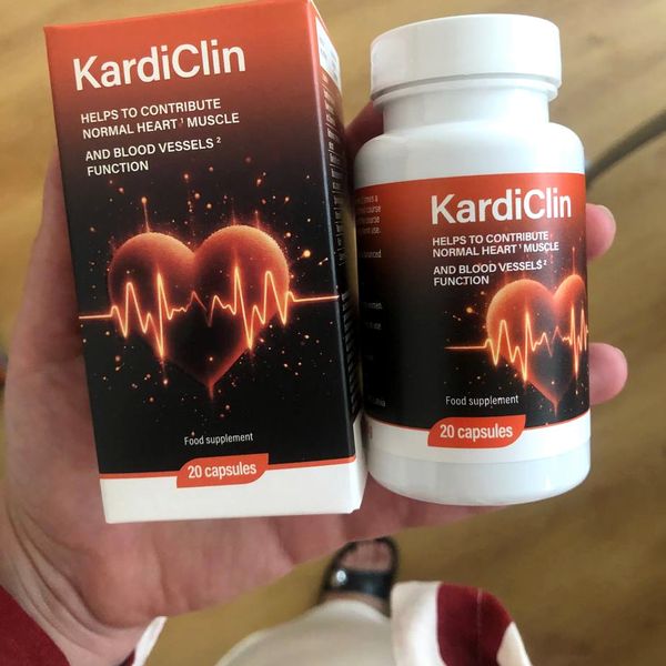 KardiClin piros-fekete doboza és fehér flakonja kézben, 20 kapszula